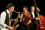 Gruppenbild 3 von Lili Pastis Passepartout mit Instrumenten auf der Bühne des Theaters ThiK in Baden. Bild: Simon Egli